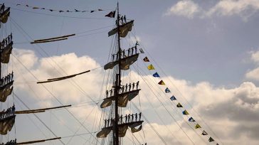 Γιατί οι ναύτες είχαν σκαρφαλώσει στα ιστία του πλοίου την ώρα της πρόσκρουσης στη γέφυρα του Μπρούκλιν