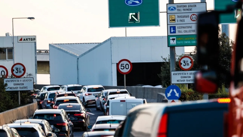 Πυρκαγιά σε όχημα στην Αττική Οδό στο ύψος της Δ. Πλακεντίας