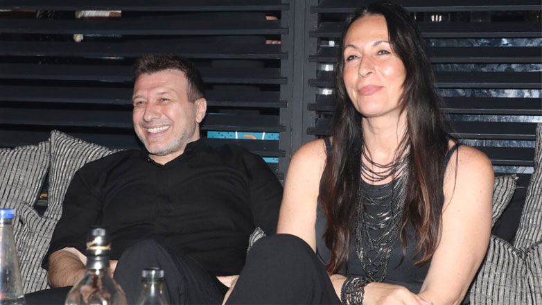 Γιάννης Πλούταρχος: Με τη σύζυγό του, Μαρία Παπαδοπούλου, σε βραδινή έξοδο – Απόλαυσαν το γιο τους, Γιώργο Κακοσαίο