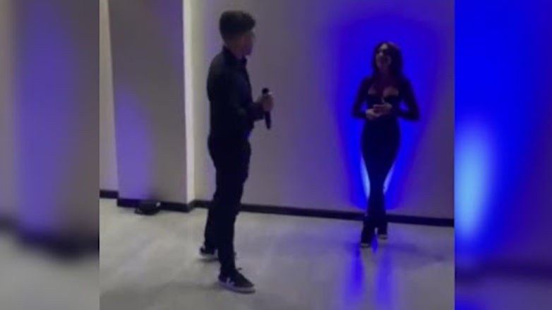 Πυροσβέστης ξεμπρόστιασε τη σύζυγό του στο πάρτι γενεθλίων του γιατί τον απατούσε