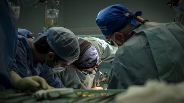 Πρώτη φορά στην Ελλάδα μεταμόσχευση ήπατος από ζώντα δότη με χρήση ρομποτικού συστήματος σε δημόσιο νοσοκομείο