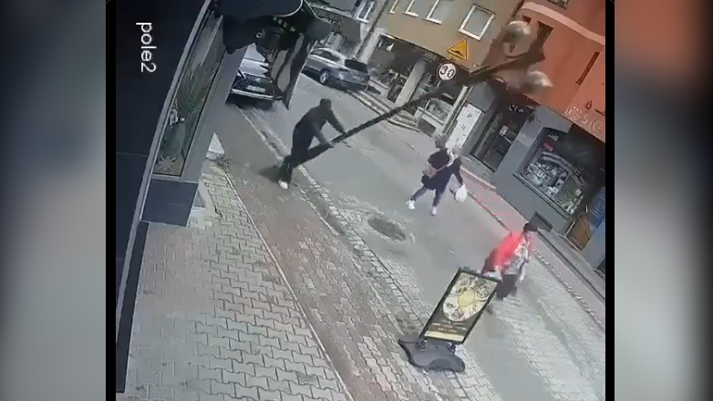 Ακούμπησε να στηριχτεί σε κολόνα φωτισμού και αυτή έπεσε επάνω σε μια γυναίκα – Βίντεο