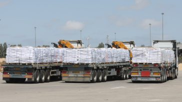 Το Ισραήλ ανακοίνωσε την είσοδο στη Γάζα 100 φορτηγών με ανθρωπιστική βοήθεια