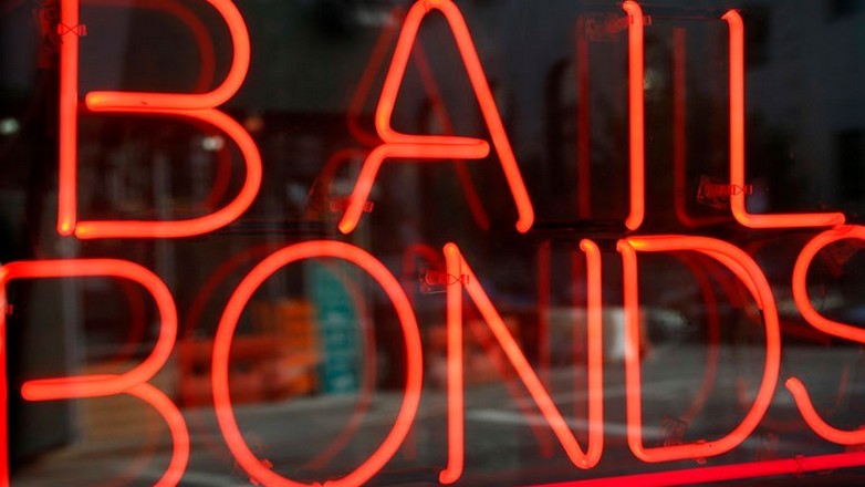 Αντέχουν τα ελληνικά ομόλογα στο παγκόσμιο ξεπούλημα που προκαλεί η πολιτική Τραμπ