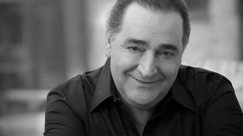 Βασίλης Καρράς: Το βιβλίο Guinness, οι εξετάσεις στη δραματική σχολή και η υποτροφία στη Γαλλία