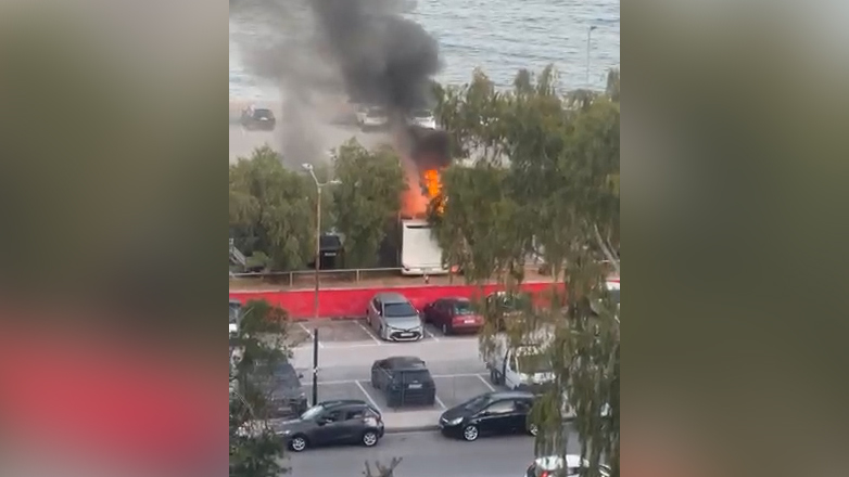 Φωτιά σε πάρκινγκ στο Μικρολίμανο