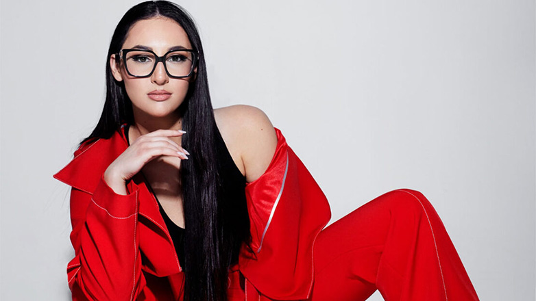 «Αστερομάτα»: Σαρώνει τα διεθνή charts σε 32 χώρες η Klavdia