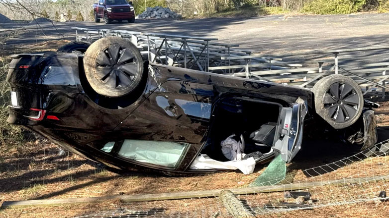 ΣΟΚ- Δείτε Tesla με ενεργοποιημένη την αυτόνομη οδήγηση, να στρίβει αναίτια, να πέφτει σε δέντρο και να αναποδογυρίζει (Βίντεο)