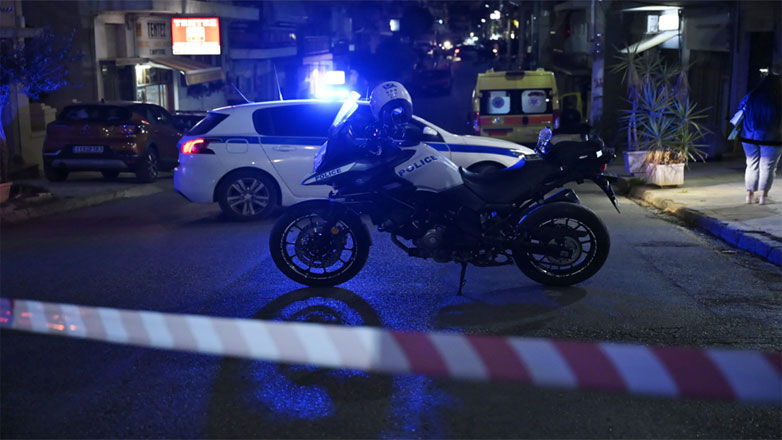 Άνδρας απειλούσε να πηδήξει από μπαλκόνι μαζί με το παιδί του