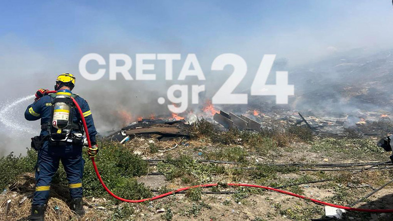 Ηράκλειο: Υπό έλεγχο η φωτιά στον καταυλισμό των Ρομά