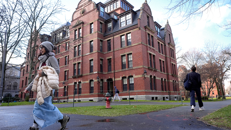 Σε «πρόσφυγες του Χάρβαρντ» μετατρέπονται οι Κινέζοι φοιτητές του πανεπιστημίου