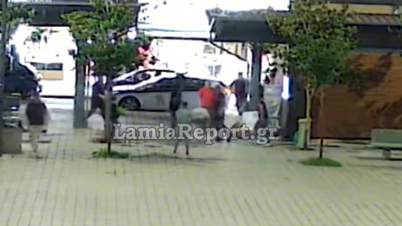 Βίντεο από ξυλοδαρμό με κλωτσιές και μπουνιές στη Λαμία