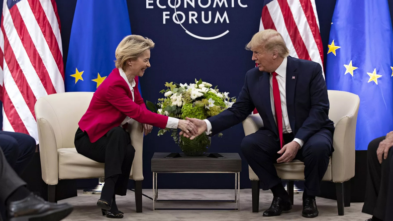 Ο Τραμπ αναστέλλει τους ανταποδοτικούς δασμούς σε βάρος της ΕΕ