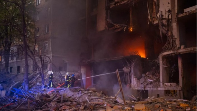 Τρίτη νύχτα σφοδρών βομβαρδισμών στην Ουκρανία