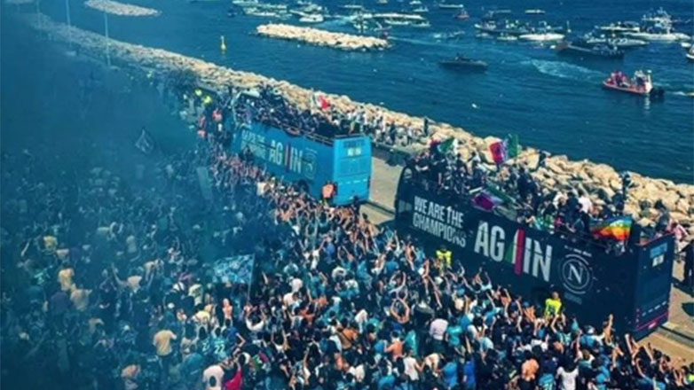 Η Νάπολι γιόρτασε το σκουντέτο σε μία τρομερή παρέλαση με… πλοίο και ανοιχτά πούλμαν