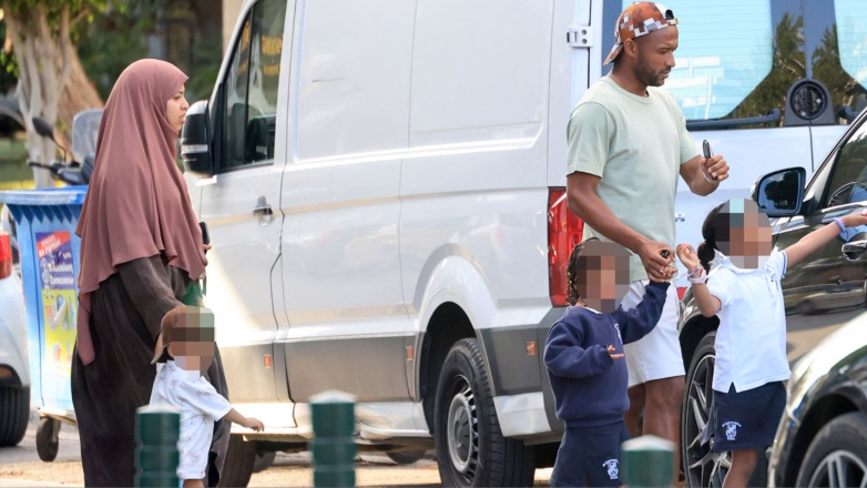 Ελ Κααμπί: Στο κέντρο της Γλυφάδας με τη γυναίκα του και τα παιδιά του – Φωτογραφίες