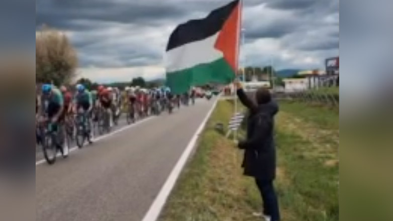 Ιταλίδα ευρωβουλευτής δέχθηκε επίθεση από καραμπινιέρους επειδή ανέμιζε την παλαιστινιακή σημαία