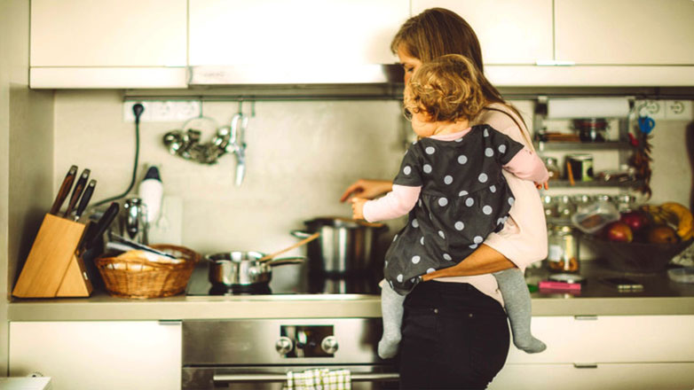 Ρώσοι βουλευτές προτείνουν μισθό για τις νοικοκυρές, αλλιώς… φόρο στους άτεκνους!