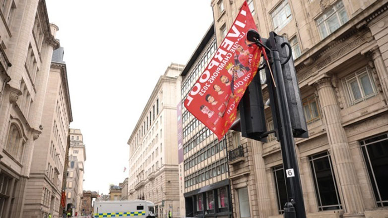 Αλληλεγγύη στους τραυματίες οπαδούς της Λίβερπουλ: «You’ll Never Walk Alone»