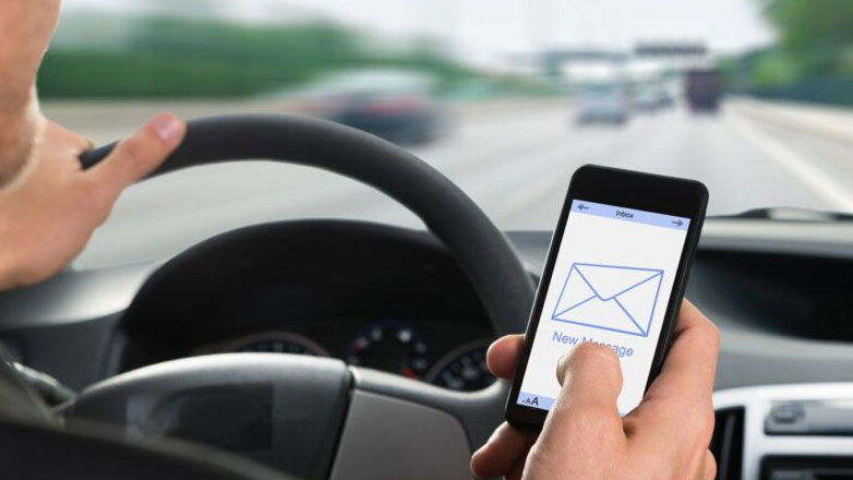 Ασφαλιστικές εταιρείες ακυρώνουν την ασφάλιση οδηγών που προκαλούν ατυχήματα μιλώντας στο κινητό τηλέφωνο