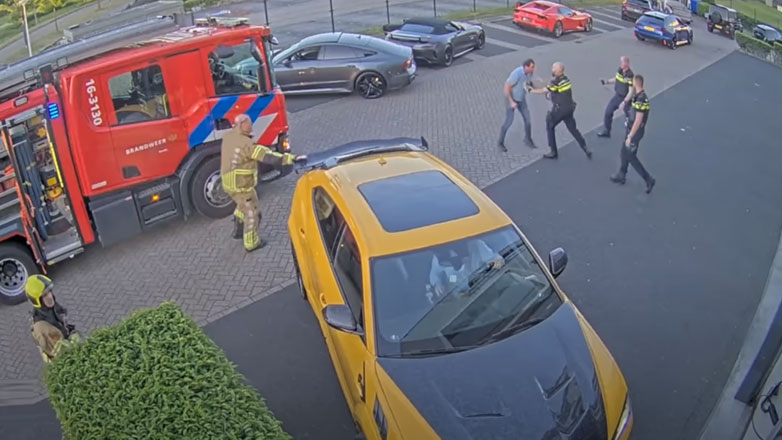 Προσπαθούσε να σώσει τα αμάξια του από φωτιά και οι αστυνομικοί τον ψέκασαν με σπρέι πιπεριού (Βίντεο)