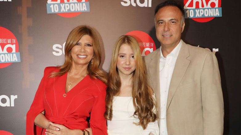 Ζήνα Κουτσελίνη: Σπάνια εμφάνιση με το σύζυγό της, Αντώνη Παπασταθόπουλο, και την κόρη τους στο πάρτι της εκπομπής της