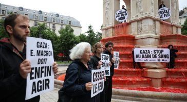 Ακτιβιστές έβαψαν κόκκινο το νερό σε σιντριβάνι στο Παρίσι