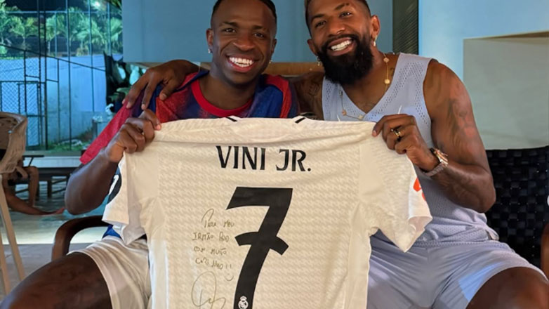 Ροντινέι: Ο άσος των «ερυθρόλευκων» συναντήθηκε με τον Βινίσιους και πήρε φανέλα με αφιέρωση