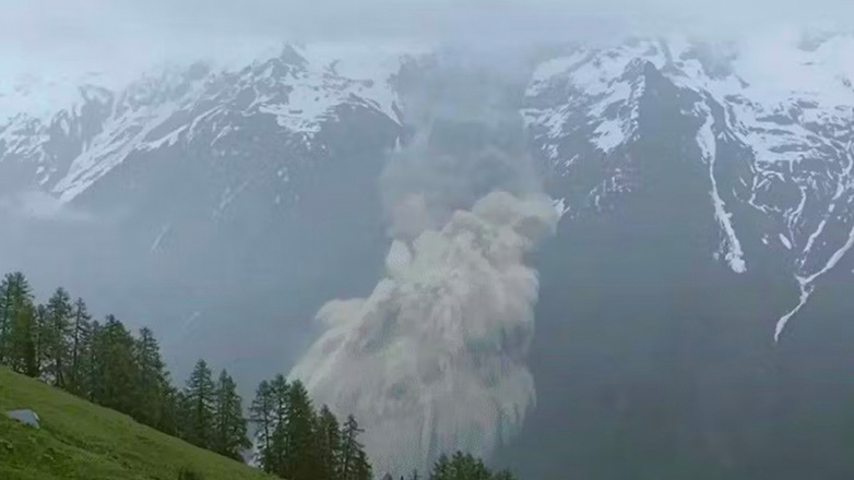 Ελβετία: Κομμάτι παγετώνα αποκολλήθηκε και έπεσε σε χωριό