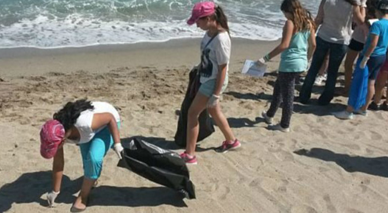 Καθαρισμός παραλίας και βυθού στους Αγίους Θεοδώρους Κορινθίας