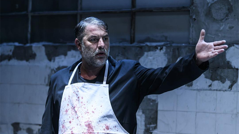 «Οι έμποροι της Βενετίας» με τον Βασίλη Μπισμπίκη: Με μεγάλη επιτυχία οι πρώτες παραστάσεις στο κατάμεστο Cartel