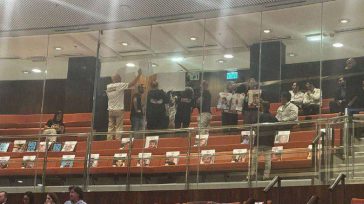 Συγγενείς ισραηλινών ομήρων γύρισαν την πλάτη στον Νετανιάχου την ώρα που μιλούσε