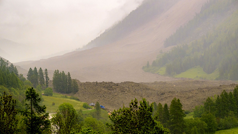 Ένας αγνοούμενος από την αποκόλληση παγετώνα που έπεσε σε χωριό στην Ελβετία