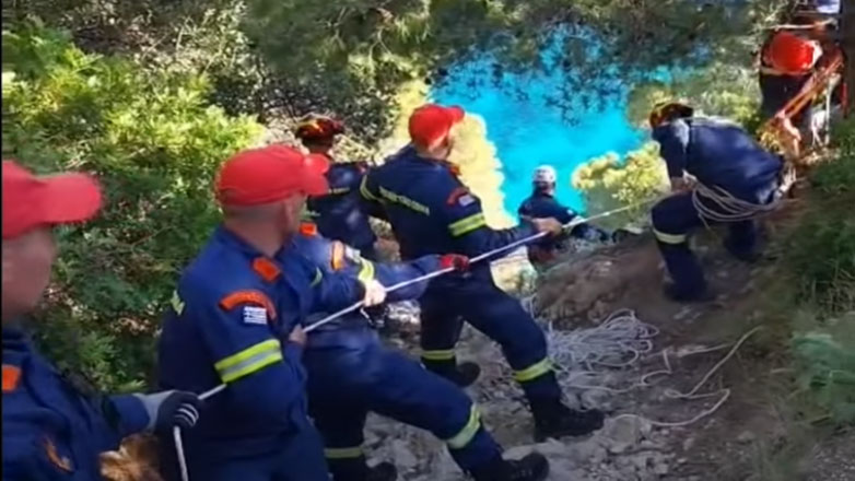 Καρέ-καρέ η διάσωση της 65χρονης τουρίστριας που έπεσε σε γκρεμό στην Κέρκυρα