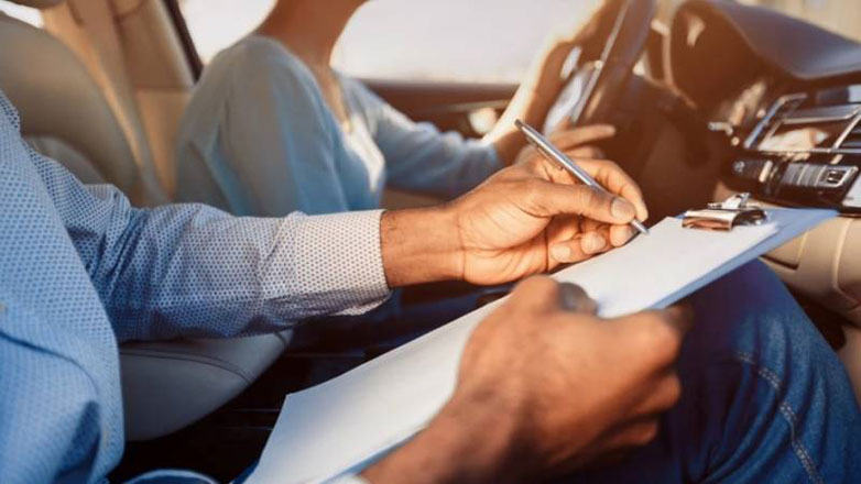 Συνελήφθη δάσκαλος οδήγησης που φέρεται να θώπευσε μαθήτριά του