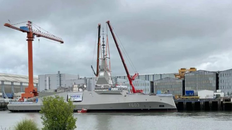 Τοποθετήθηκε ο ιστός κεραιών στη φρεγάτα «Φορμίων»