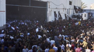 Εκατοντάδες απελπισμένοι Παλαιστίνιοι εισέβαλαν σε αποθήκη τροφίμων