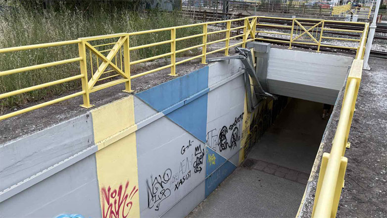 Λάρισα: Άνδρας έπεσε από την πεζογέφυρα της οδού Φαρσάλων