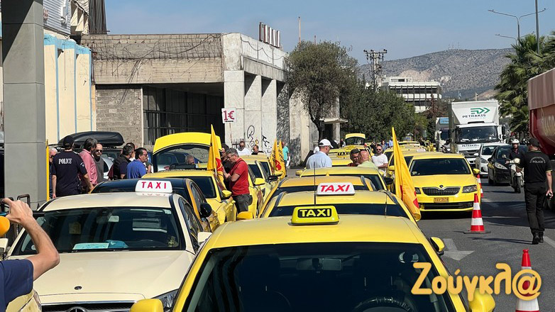 Συγκέντρωση ταξί στη λεωφόρο Αθηνών και πορεία προς το υπουργείο Μεταφορών