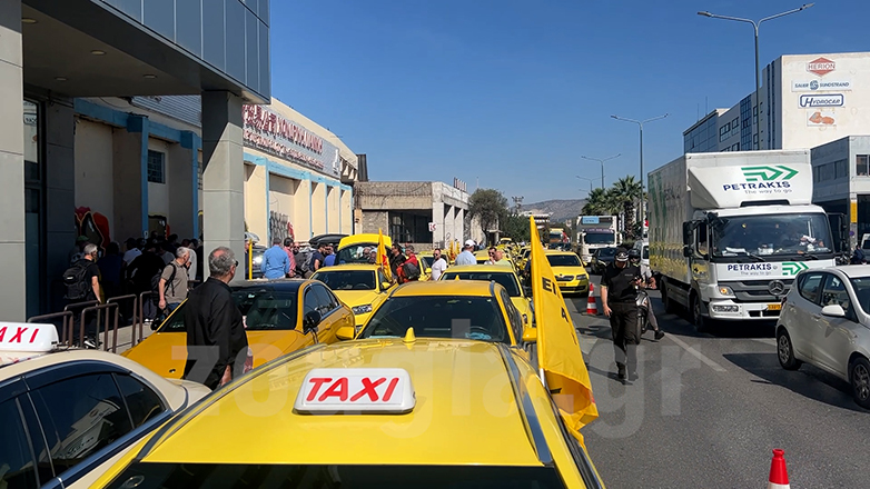 Κόντρα ταξί με οδηγούς βαν – Προειδοποιητική απεργία του ΣΑΤΑ στις 9 και 10 Σεπτεμβρίου