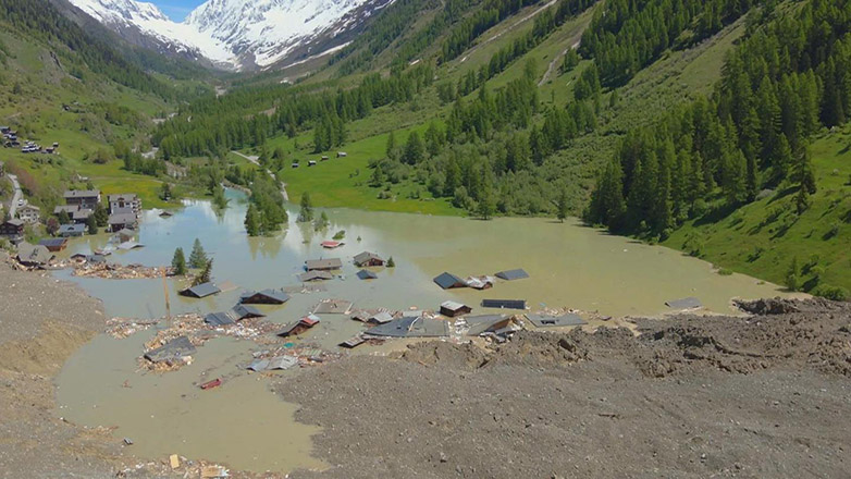 Ελβετία: Ολόκληρο χωριό μετατράπηκε σε… λίμνη από πτώση παγετώνα