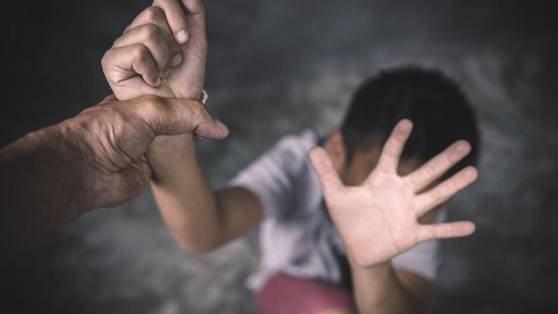 Κακοποιούσε σεξουαλικά επί 3 χρόνια τον γιο της πρώην συντρόφου του