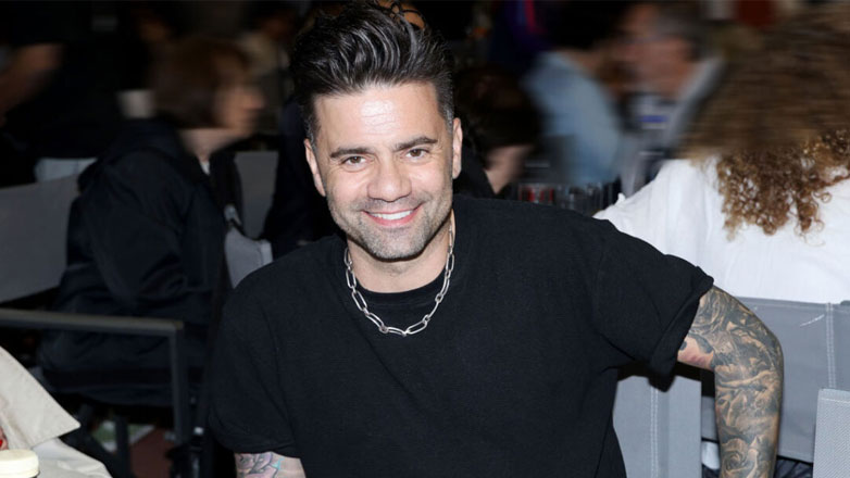 Θοδωρής Μαραντίνης: Στην πρεμιέρα της παράστασης «Ταράτσα του Φοίβου» με τους πρωταγωνιστές του έργου