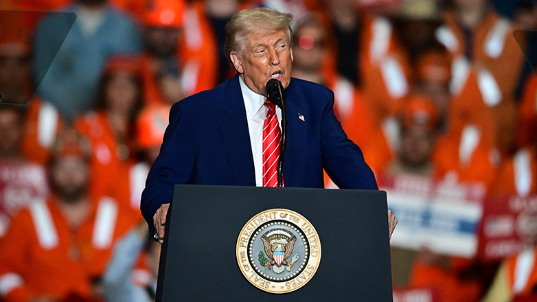 Τραμπ: Να ενταθούν οι επιχειρήσεις κατά των μεταναστών