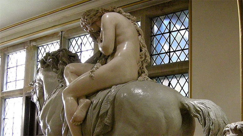 Λαίδη Γκοντάιβα: Η θρυλική ιστορία της γυναίκας που κάλπασε ολόγυμνη στους δρόμους της πόλης της