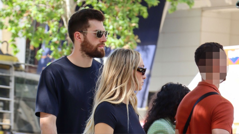 Alec Peters: Στο κέντρο της Αθήνας ο παίκτης του Ολυμπιακού με την σύντροφό του και την κόρη τους – Φωτογραφίες