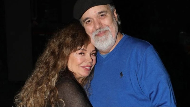 Ελένη Δήμου: «Στον άνδρα μου δεν αρέσει να βάφομαι και να κουρεύομαι, έχει ένα απίθανο χιούμορ»