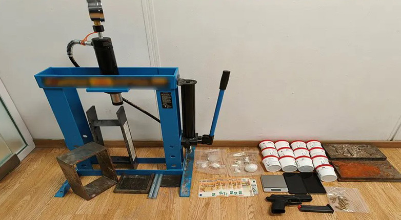 Είχε στο σπίτι του εργαστήριο νόθευσης και  επανατυποποίησης κοκαΐνης