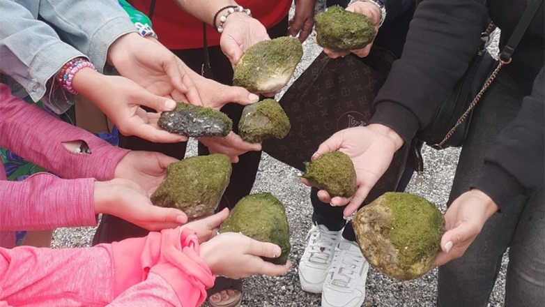 Ηράκλειο: Αναβίωσε το έθιμο της «μαλλιαρής» πέτρας στον Καράβολα