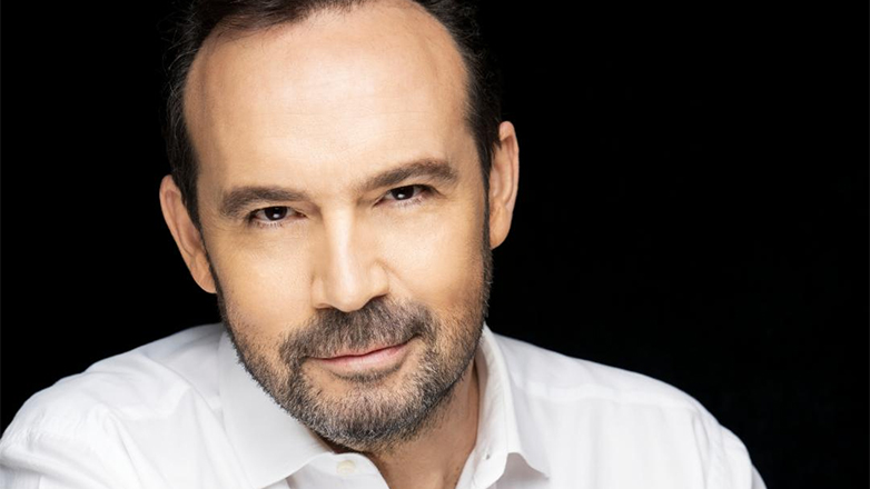 «Καλοκαίρι Αλλιώς»: Ο Κώστας Μακεδόνας στην ταράτσα του θεάτρου Λαμπέτη